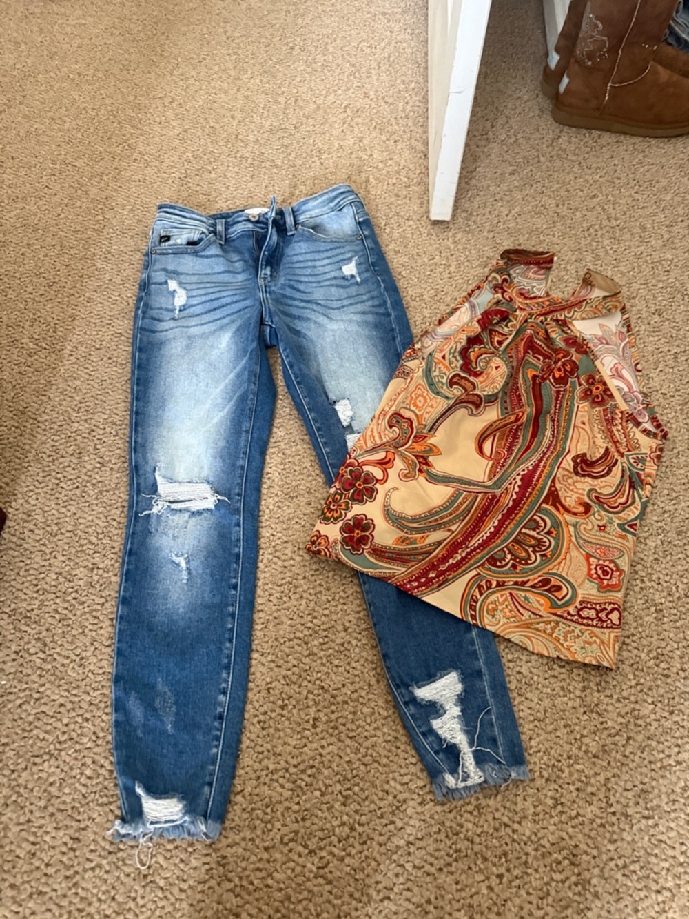 Women’s Distressed Blue Jeans - Classic High-Rise kan can with top size 7